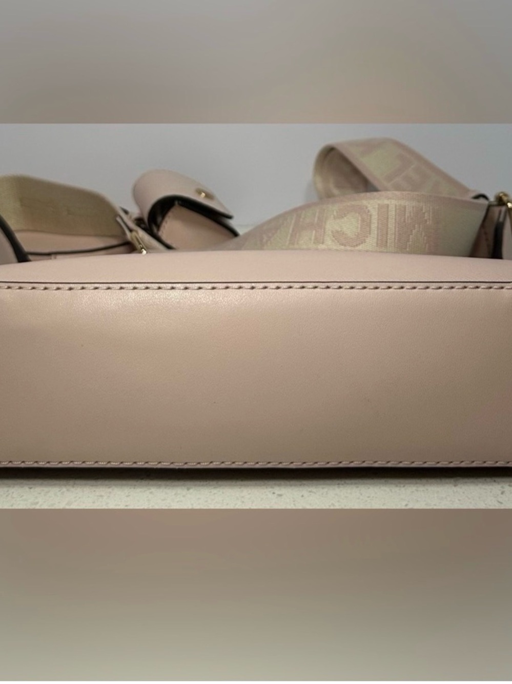 Michael Kors Jet Set small Saffiano leather crossbody bag w/earpod pro case. - Picture 5 of 7
